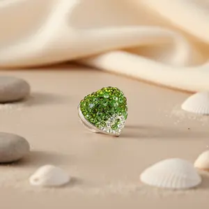 เข็มกลัดรูปหัวใจคริสตัลสีเขียวสำหรับผู้หญิง ดีไซน์ทันสมัย ผลิตจากโลหะผสมชุบ เหมาะสำหรับงานปาร์ตี้ งานแต่งงาน ของขวัญสำหรับเด็ก - Product Image 3