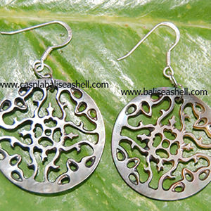 Pendientes de Concha Marina, Joyería de Plata Hecha a Mano de Bali, Diseño Redondo de 32 mm, Concha Artística para Regalo - Product Image 1