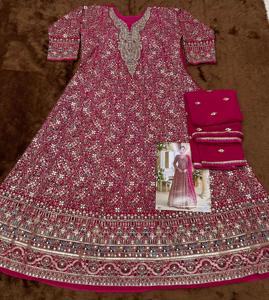 Robe Anarkali traditionnelle pour femmes très demandée avec tenue longue évasée festive et dupatta pour les mariages et les célébrations - Product Image 4