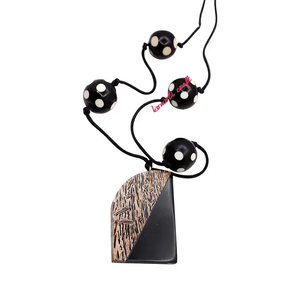 Collar con colgante de madera y resina Joyería hecha a mano con estilo con cuentas de madera para bohemios y looks cotidianos - Product Image 1