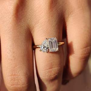 แหวนหมั้นเพชรทรงหยดน้ำและมรกตแบบ Toi Et Moi - Product Image 5