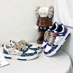 Tendance été 2026 : Chaussures de skateboard confortables, baskets mignonnes peintes à la main, chaussures décontractées en cuir pour hommes - Product Image 1