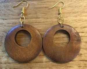 Pendientes de madera hechos a mano con detalles artísticos de resina, formas talladas y acabado brillante, ideales para regalar, uso y estilo diario - Product Image 2