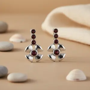 Boucles d'oreilles pendantes en argent 925 pour femmes avec améthyste, perle d'eau douce et plaqué or - Product Image 2