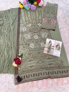 Costume Salwar pakistanais de créateur avec séquence de broderie fonctionne avec une tenue traditionnelle élégante fantaisie Latkan parfaite pour les mariages - Product Image 2