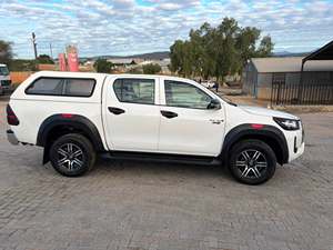 Toyota Hilux 2.4 GT-S Double Cab Pickup 4x4 Automatique 2023 d'occasion avec jantes en alliage R17, capote blanche et intérieur en tissu aluminium - Product Image 5