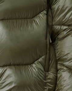 Vente en gros de manches régulières courtes pour l'hiver Fermeture à glissière complète Bouffant à capuche Rembourré personnalisé en fibre de polyester Broderie de couleur olive - Product Image 2