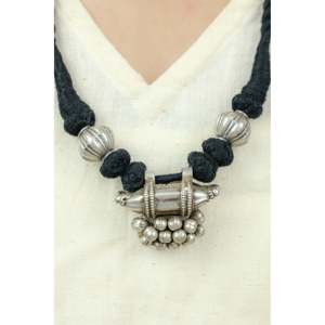Collar Tabeej Tribal Vintage de Plata 925 para Mujer, Joyería Cultural Coleccionable, Cadena con Cuentas Negras Dori de 36 Pulgadas, Rajasthan - Product Image 2