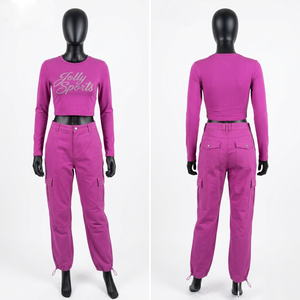 ชุดเซ็ตเสื้อครอปท็อปสีชมพูผ้าคอตตอนผสมสแปนเด็กซ์ 220 GSM พร้อมกางเกงคาร์โก้ ประดับด้วยคริสตัล  รับออกแบบโลโก้ด้วยการรีดร้อน ชุดสำหรับผู้หญิง - Product Image 1
