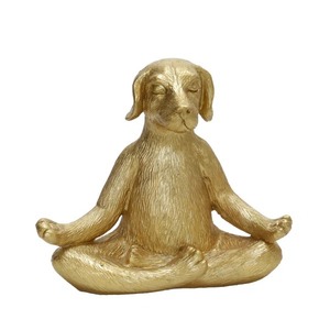 Sculpture de posture de yoga de chien en métal doré audacieux ornement de table artisanal artistique pièce de déclaration accrocheuse - Product Image 1
