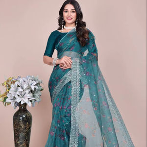Collection de saris de fête tendance, nouveaux modèles traditionnels à fleurs, imprimés numériquement, en tissu organza, avec broderie Zari, pour femmes - Product Image 1