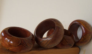 Wholesale Carved Brown Acacia Wood Napkin Rings Eco-Friendly Natural Wood Serviette Holders Table Decoration for Party - Product Image 3