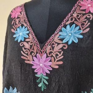 Collection d'été pour femmes, kaftan brodé à col en V, manches trois quarts, longueur genou, taille naturelle, respirant - Product Image 3