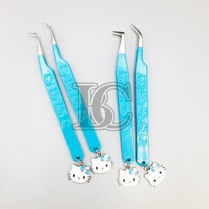 แหนบคิตตี้ขายดี แหนบแบบยั่งยืน แหนบสั่งทำพิเศษ ลายคิตตี้พร้อมจี้ด้านล่าง ขนแบน ขนตาปลอม โลโก้ขนมิงค์ MOQ ต่ำ - Product Image 5