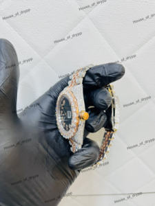 นาฬิกาข้อมือฮิปฮอปดีไซน์หรูหราประดับเพชรแล็บโกรว์ ตัวเรือนสีเขียว หน้าปัดตัวเลขอารบิก สายสแตนเลสสตีล - Product Image 2