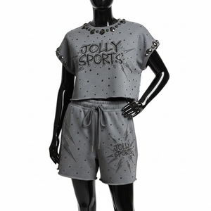 Ensemble court gris en molleton de coton et polyester de qualité supérieure pour femme, avec logo personnalisé en strass thermocollé, composé d'un crop top et d'un short 100 % coton - Product Image 1