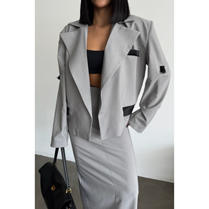 Conjunto de Chaqueta Corta y Falda Gris para Mujer - Product Image 5