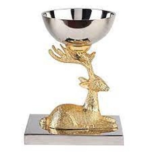 Adorna tu mesa con este cuenco de servicio de diseño moderno. Con pies en una base, el color blanco puro es dorado brillante. - Product Image 2