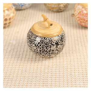 Boîte en bambou carrée incrustée de coquilles d'œufs 8,5x10cm, rangement décoratif pour bijoux et bonbons, pièce d'art traditionnelle authentique. - Product Image 3