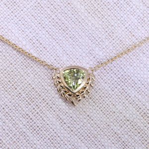 Collar con Colgante de Peridoto Corte Trillón Inspirado en la Naturaleza, Hoja de Oro de 14K, Joyería Minimalista con Piedras Preciosas para Mujer - Product Image 3