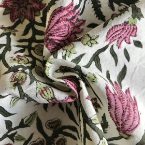 Tissu en coton imprimé à la main, base blanche avec motif floral rose et feuilles vertes - Product Image 1