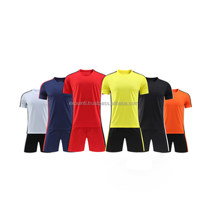 Combinaison d'entraînement de football à manches courtes personnalisable unisexe Vente en gros Service OEM pour adultes pour l'entraînement de football - Product Image 4