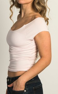 Top corto de cuello redondo para mujer de alta calidad diseñado en Ajuste delgado con tela duradera de algodón 100% para un uso diario elegante e informal - Product Image 3