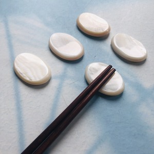 Porte-baguettes de restaurant en gros Vaisselle Repose-baguettes ovale blanc, vaisselle ustensile fait à la main par VITRAPRO - Product Image 1