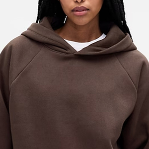 Sweat-shirt pour femmes modernes avec un aspect uni et propre, service OEM pour les acheteurs en gros, coupe ample avec poches kangourou et logo personnalisé - Product Image 2