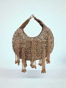 Bolso de mano con solapa de gamuza bordada india con trabajo de perlas y cuentas para uso nupcial de moda vintage - Product Image 4