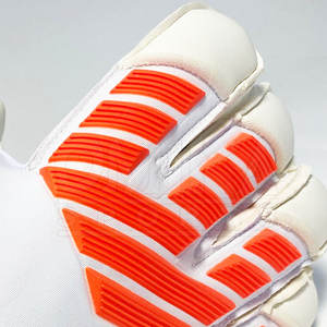 Guantes de fútbol de portero profesionales personalizados al por mayor diseño de cuero protector para entrenamiento deportivo - Product Image 4