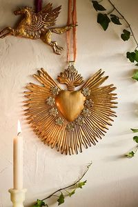 Adorno de Pared de Corazón Sagrado Esmaltado en Rojo |   Placa de ex voto de latón dorado con diseño de llamas |   Letrero Colgante Vintage con Milagros Católicos Mexicanos - Product Image 2
