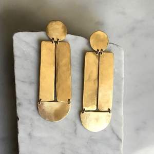 Pendientes de tuerca de latón sostenibles de alta calidad, pendientes de aro de latón chapados ecológicos de estilo clásico personalizables para pedidos a granel - Product Image 3