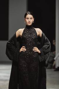 Abrigo Largo Elegante de Invierno para Mujer al por Mayor, ELYSIAN KIMONO, Adornado con Delicadas Hebras de Cristal, Abrigos ODM para Mujer, Vietnam - Product Image 2