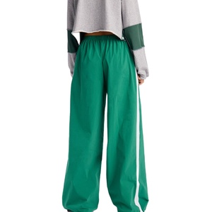 Ensemble de survêtement pour femmes, col rond, coupe courte, en molleton de coton, avec pantalon large à rayures latérales, fabricant, marque privée, fournisseur OEM - Product Image 2
