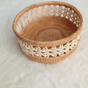 Bol de service rond en rotin rustique parfait pour les présentoirs de pièce maîtresse ou le service de pain pendant les réunions de famille - Product Image 2