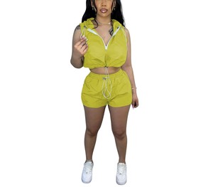 Conjunto corto cortavientos con capucha personalizado de fabricante OEM para mujer, chándal corto informal de nailon de dos piezas para mujer 2024 - Product Image 3