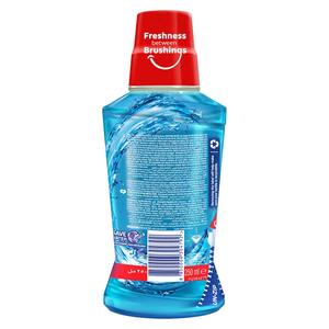 Colgate Mouth Rinse 250ml Plax Cool Blue offre une protection de 24 heures contre la plaque et les bactéries - Product Image 3
