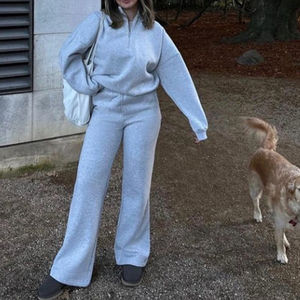 ชุดเซ็ตสองชิ้นผ้าฟลีซหนานุ่มสำหรับผู้หญิงลายโลโก้แบบกำหนดเอง ผ้าฝ้าย 100% ระบายอากาศได้ดี เสื้อสเวตเชิ้ต กางเกงสเวตแพนท์ ชุดวอร์ม - Product Image 5