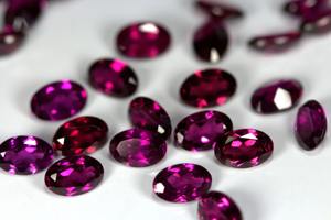 Piedra preciosa ovalada facetada de rodolita natural - Product Image 2