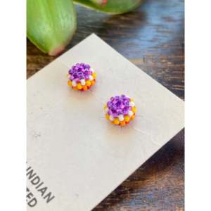 Boucles d'oreilles clous Navajo perlées avec motif floral incrusté dans un serti clos - Product Image 4