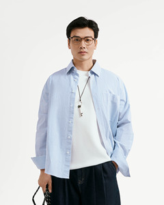 เสื้อเชิ้ตลำลองลายทางแขนยาวผ้าคอตตอนระบายอากาศสำหรับผู้ชายสำหรับฤดูใบไม้ร่วงพร้อมป้ายตกแต่งแบบหลวมใส่ได้เป็นประจำจากเวียดนาม - Product Image 1