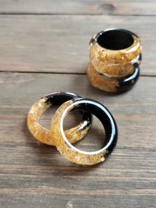 Anneaux en résine acrylique de forme ronde, fabriqués à la main, anneaux d'amour pour femmes, bijoux de fête, vente en gros au meilleur prix - Product Image 3