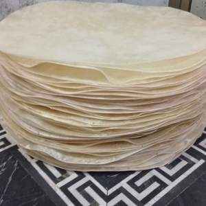 Muestra una pila de pieles de cabra naturales utilizadas como cueros de tambor - Product Image 4