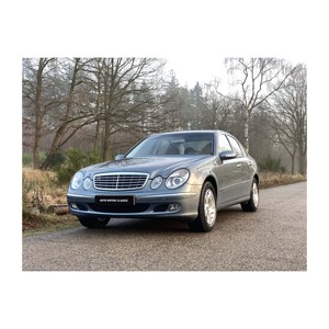 Mercedes-Benz E200 Intérieur spacieux avec sièges en cuir foncé Système d'infodivertissement de pointe Entraînement AWD et taille de pneu R15 - Product Image 2