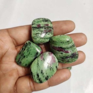 Pierre précieuse de dégringolade de zoisite de rubis poli écologique pour la méditation d'énergie spirituelle de décor à la maison et cadeau pour l'approvisionnement mondial - Product Image 4