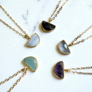 Venta al por mayor Christian Bezel Setting Half Moon Amethyst Collar de plata esterlina | Piedra natural Crescent Moon Pendant Jewelry para - Product Image 2