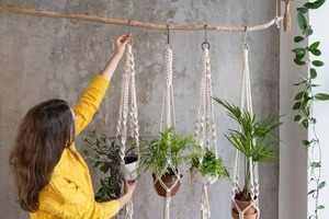 Soporte para plantas de macramé hecho a mano artesanal, maceta colgante tejida de algodón bohemio para interiores y exteriores, acento para el jardín del hogar - Product Image 6