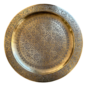 Assiette ronde en laiton arabe de haute qualité avec gravure, finition polie pour une utilisation en cuisine et comme assiette décorative - Product Image 3