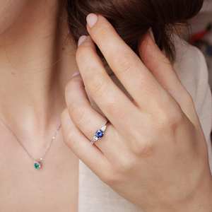 Anillo de compromiso de tres piedras de boda minimalista chapado en oro de 18 quilates de plata de ley con diamantes de 6,5mm y piedras laterales de diamantes - Product Image 2